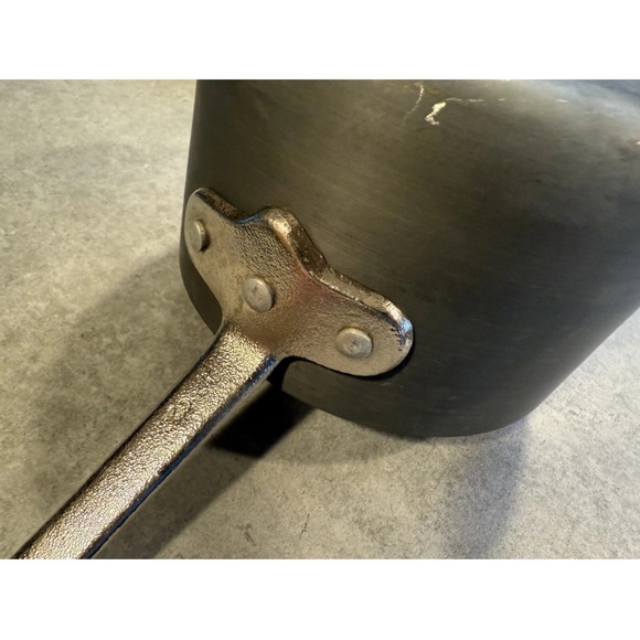 Calphalon Hard Anodized Sauce Pan With Lid - 8 inches diameter - Picture 10 of 10